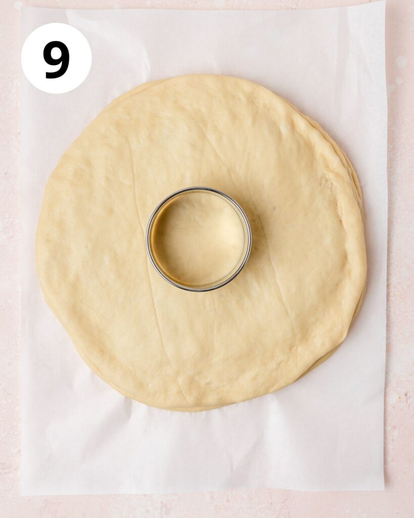 marking circle in center of star bread dough.